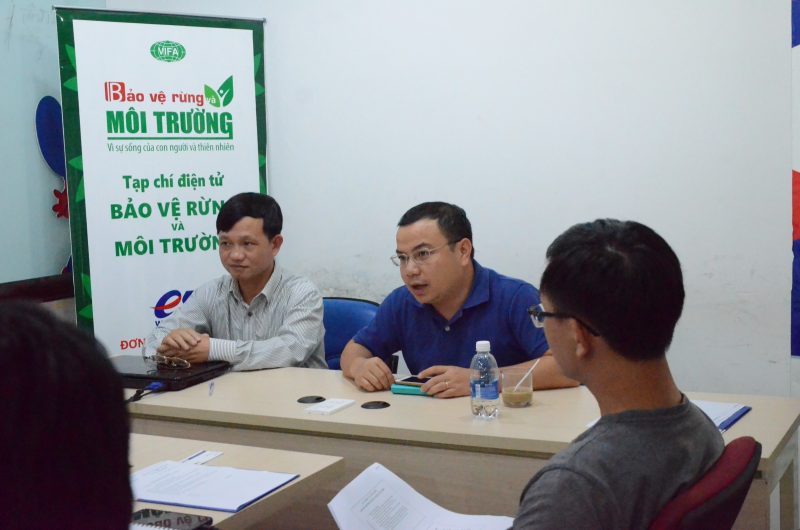 Ông Nguyễn Anh Tuấn (bên trái) đại diện ESC và ông Lê Nam Trung (bên phải) đại diện VNNIC cùng trả lời các câu hỏi, thắc mắc, trao đổi kinh nghiệp với các thành viên tham gia.