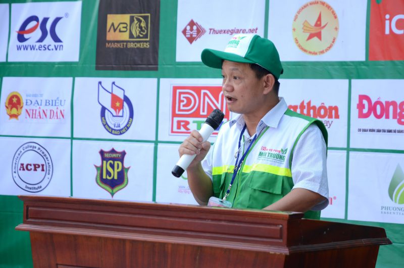 Ông Nguyễn Anh Tuấn, Giám đốc Công ty TNHH Giải pháp trực tuyến, thay mặt Ban Tổ chức Sự kiện chính thức làm lễ phát động phong trào toàn dân chung tay bảo vệ môi trường.