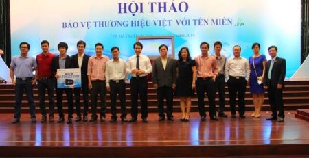 TGĐ.ESC Ông Nguyễn Anh Tuấn (Ngoài cùng bên phải) chụp hình lưu niệm cùng các NĐK khác