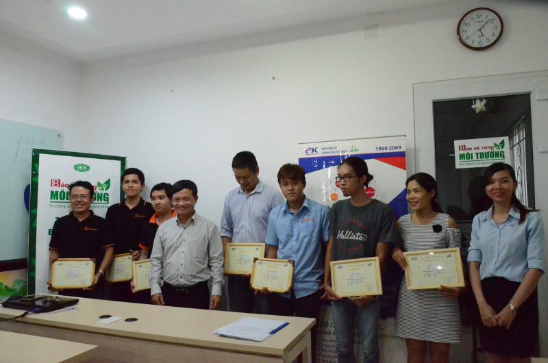 Kết thúc buổi đào tạo, đại diện ESC trao giấy chứng nhận đào tạo nghiệp vụ cho các đại lý.
