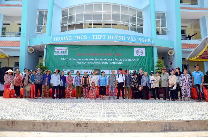 Ban tổ chức tặng 100 phần quà cho bà con có hoàn cảnh khó khăn vì môi trường.