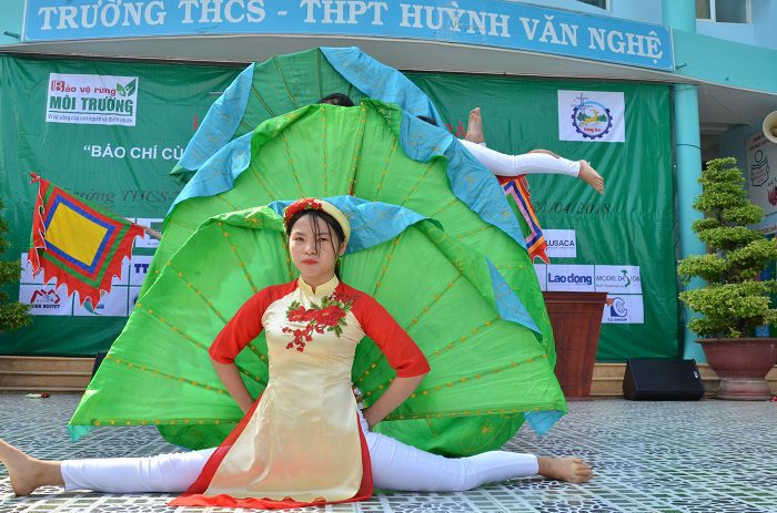 Biểu diễn tuyên truyền về môi trường - tiết mục tự biên, tự diễn của các em học sinh của Trường.