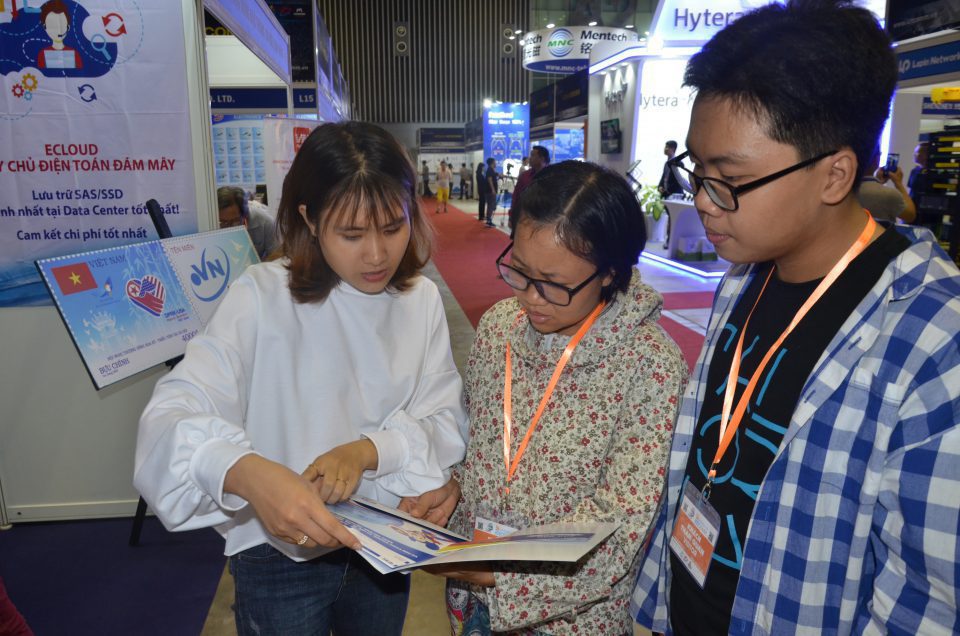 Nhân viên ESC đang tư vấn cho khách hàng tại triển lãm ICTCOMM Vietnam 2019.