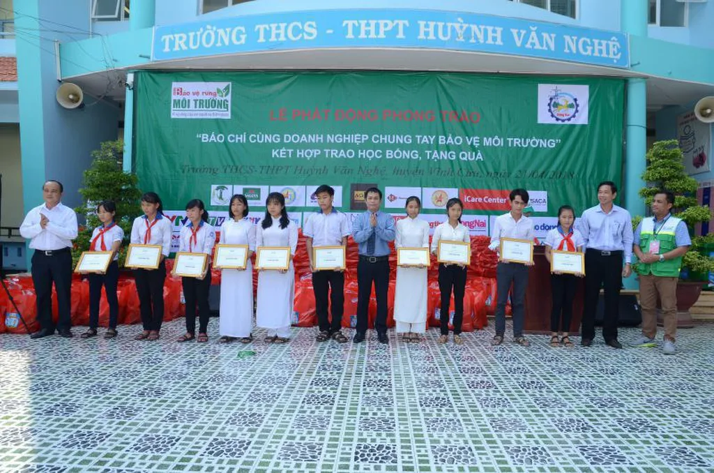 BTC tặng 20 suất học bổng trị giá 50 triệu đồng cho các em học sinh nghèo học giỏi, có ý thức bảo vệ môi trường.
