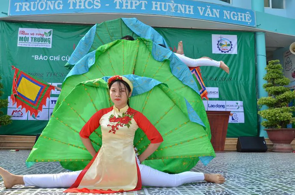 Biểu diễn tuyên truyền về môi trường - tiết mục tự biên, tự diễn của các em học sinh của Trường.