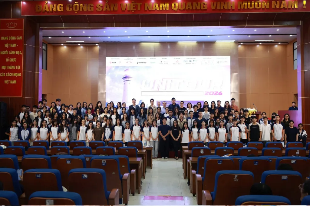 Các đại biểu và sinh viên chụp ảnh lưu niệm tại sự kiện