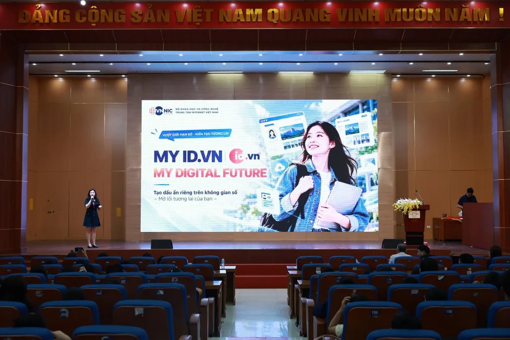 Các diễn giả chia sẻ tại chương trình