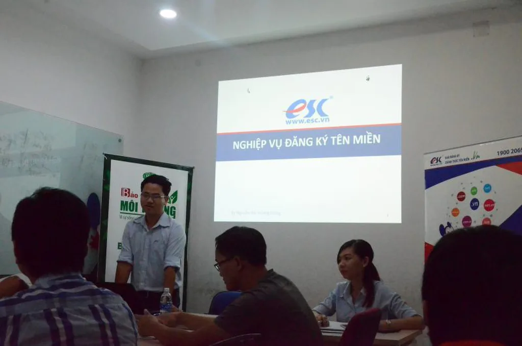 Đại diện ESC cung cấp các kiến thức nghiệp vụ tên miền .VN cũng như giải đáp các vướng mắc về thủ tục.