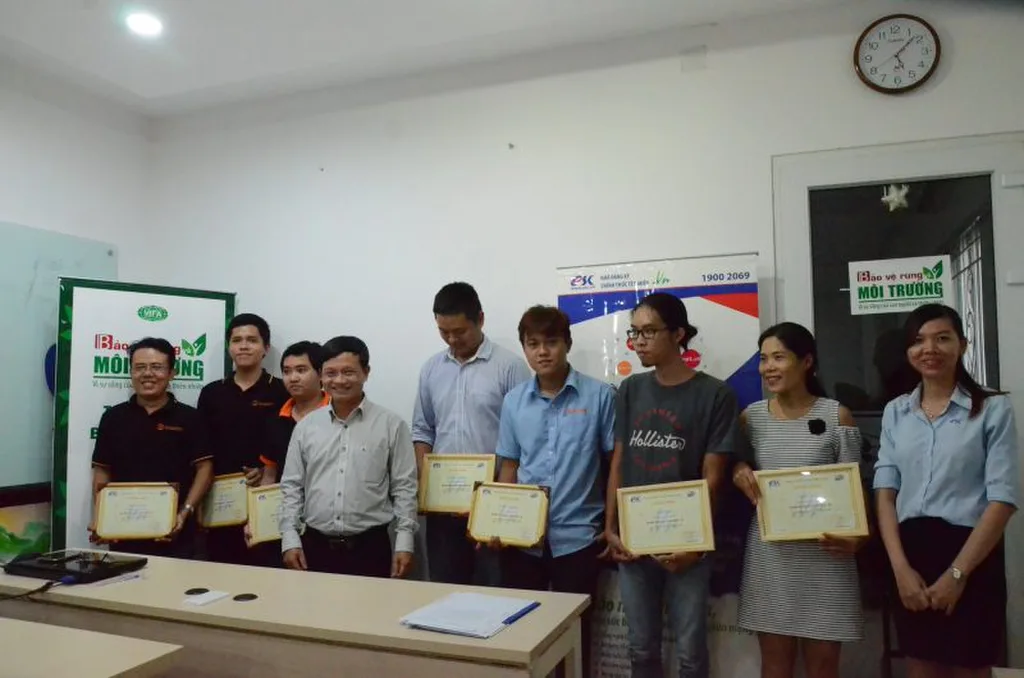 Kết thúc buổi đào tạo, đại diện ESC trao giấy chứng nhận đào tạo nghiệp vụ cho các đại lý.