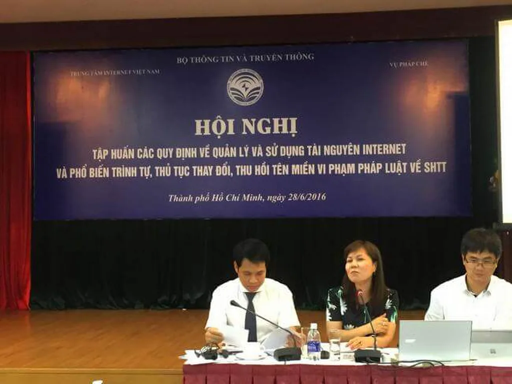 Bàn chủ tọa hôi nghị